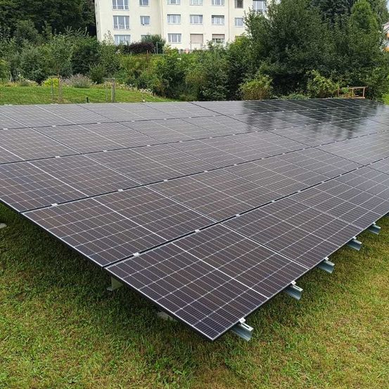 Bild enthält, Electrical Device, Solar Panels, Outdoors