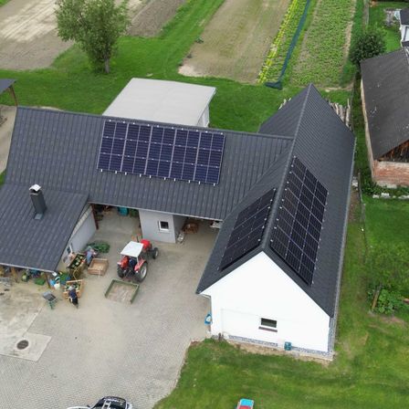 Bild enthält, Outdoors, Aerial View, Architecture, Building, Electrical Device, Solar Panels
