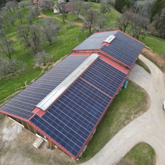 Bild enthält, Outdoors, Electrical Device, Solar Panels, Aerial View