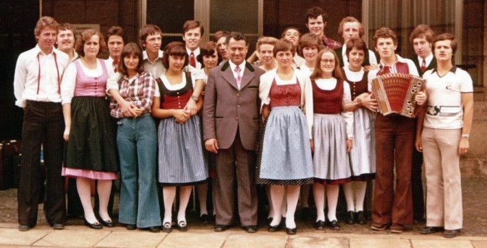 Bild enthält, Adult, Male, Man, Person, People, Groupshot, Skirt, Lady, Face, Jeans