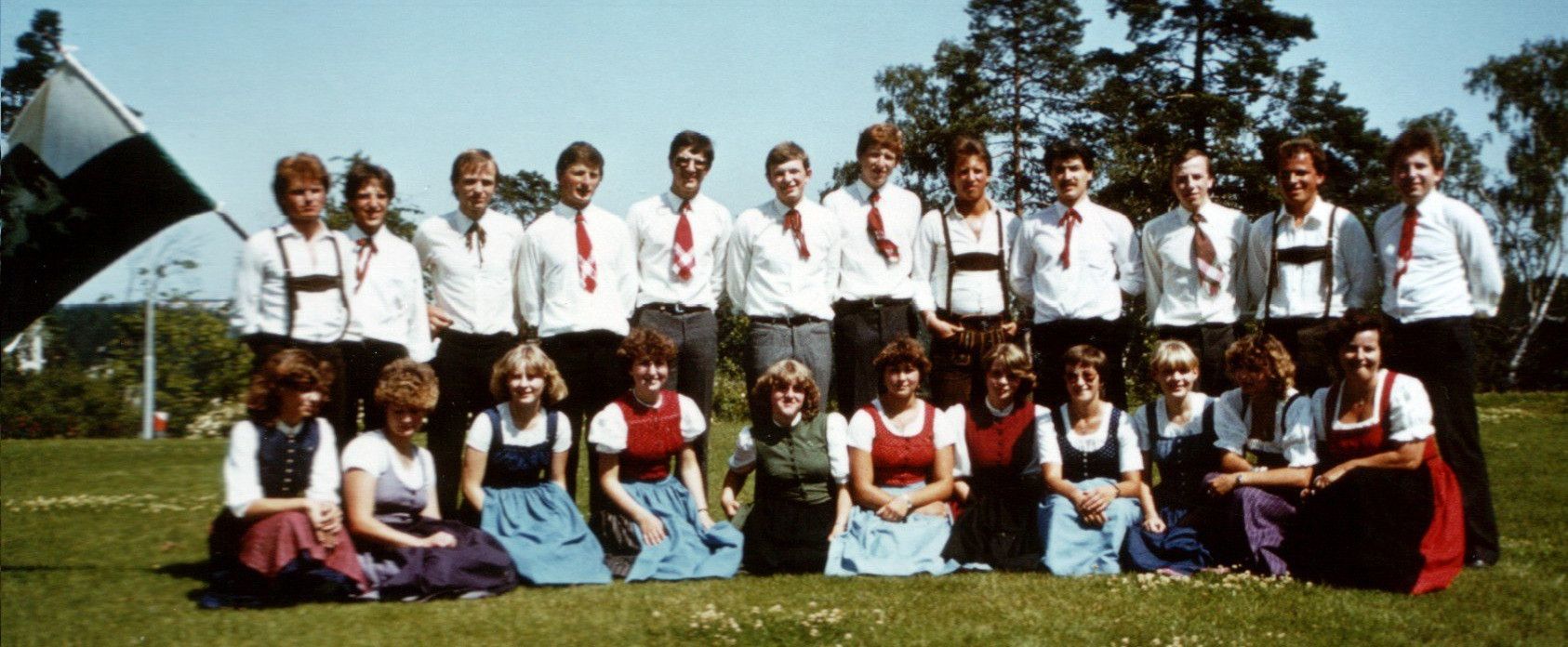 Bild enthält, People, Person, Grass, Plant, Clothing, Shirt, School, Outdoors, Face, Classroom