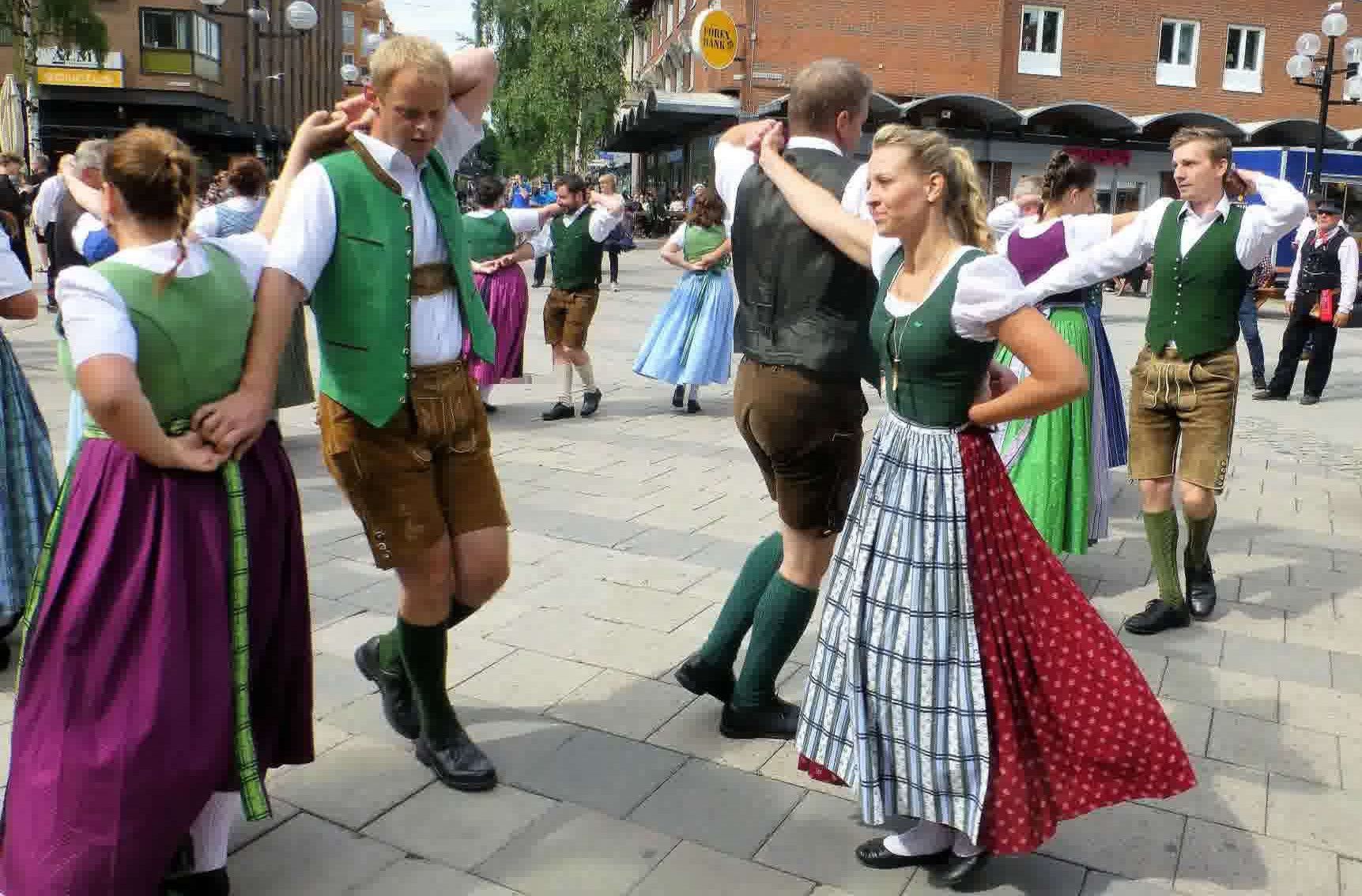 Bild enthält, People, Person, Adult, Male, Man, Female, Woman, Flash Mob, Shorts, Shoe