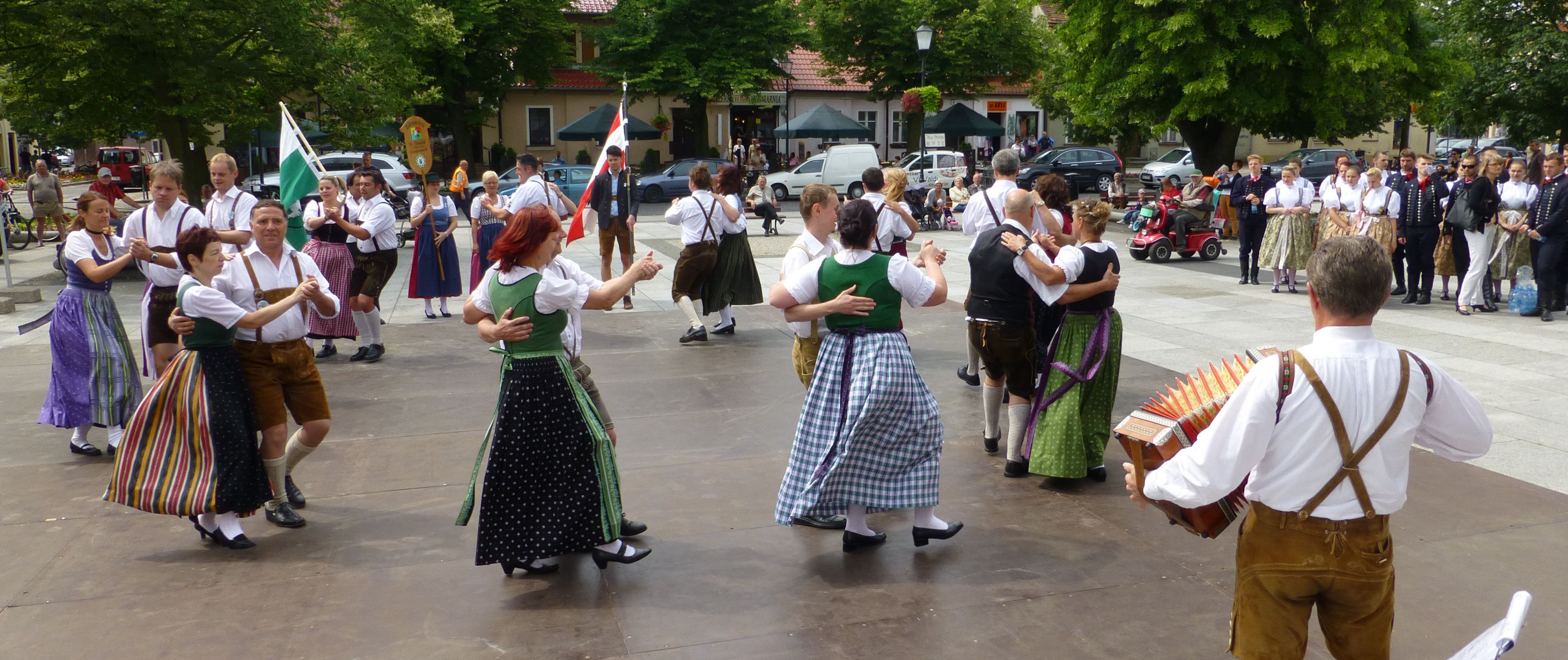 Bild enthält, People, Person, Adult, Female, Woman, Shoe, Car, Skirt, Costume, Flash Mob