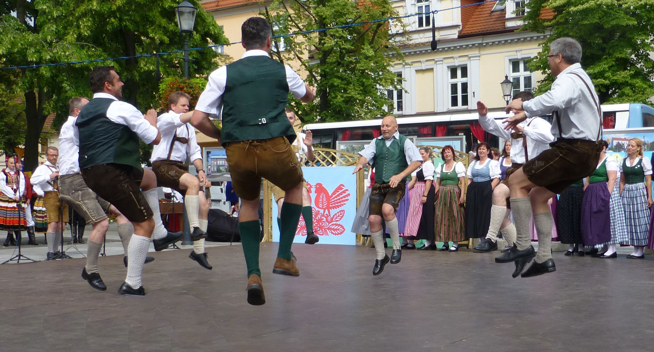 Bild enthält, Shorts, People, Person, Skirt, Adult, Male, Man, Shoe, Tartan, Dancing