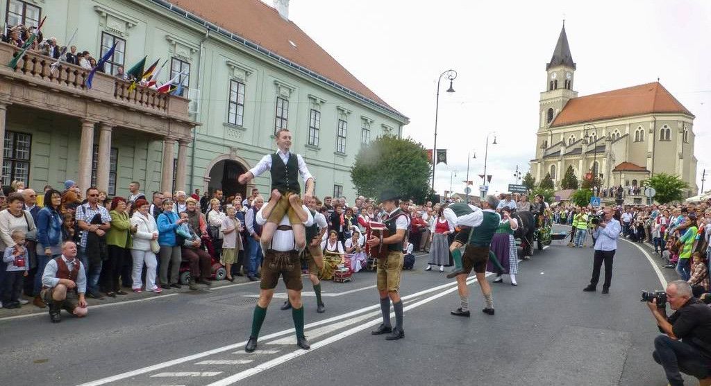 Bild enthält, People, Person, City, Parade, Flash Mob, Architecture, Building, Shoe, Shorts, Horse