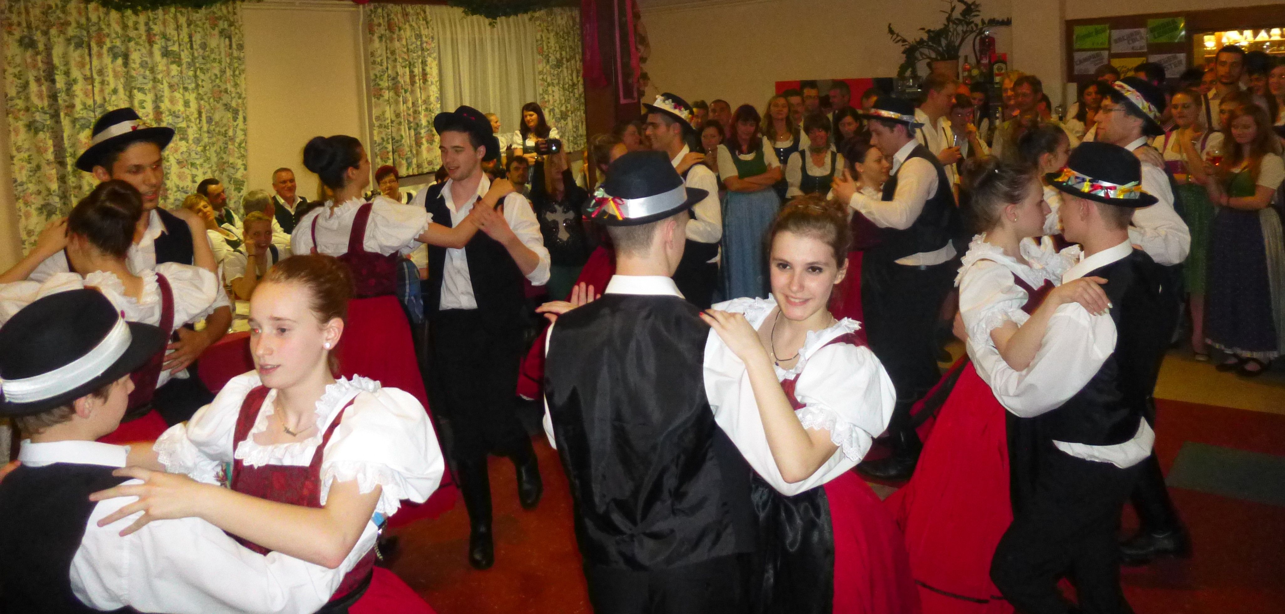 Bild enthält, People, Person, Suit, Adult, Bride, Female, Woman, Dancing, Face, Party
