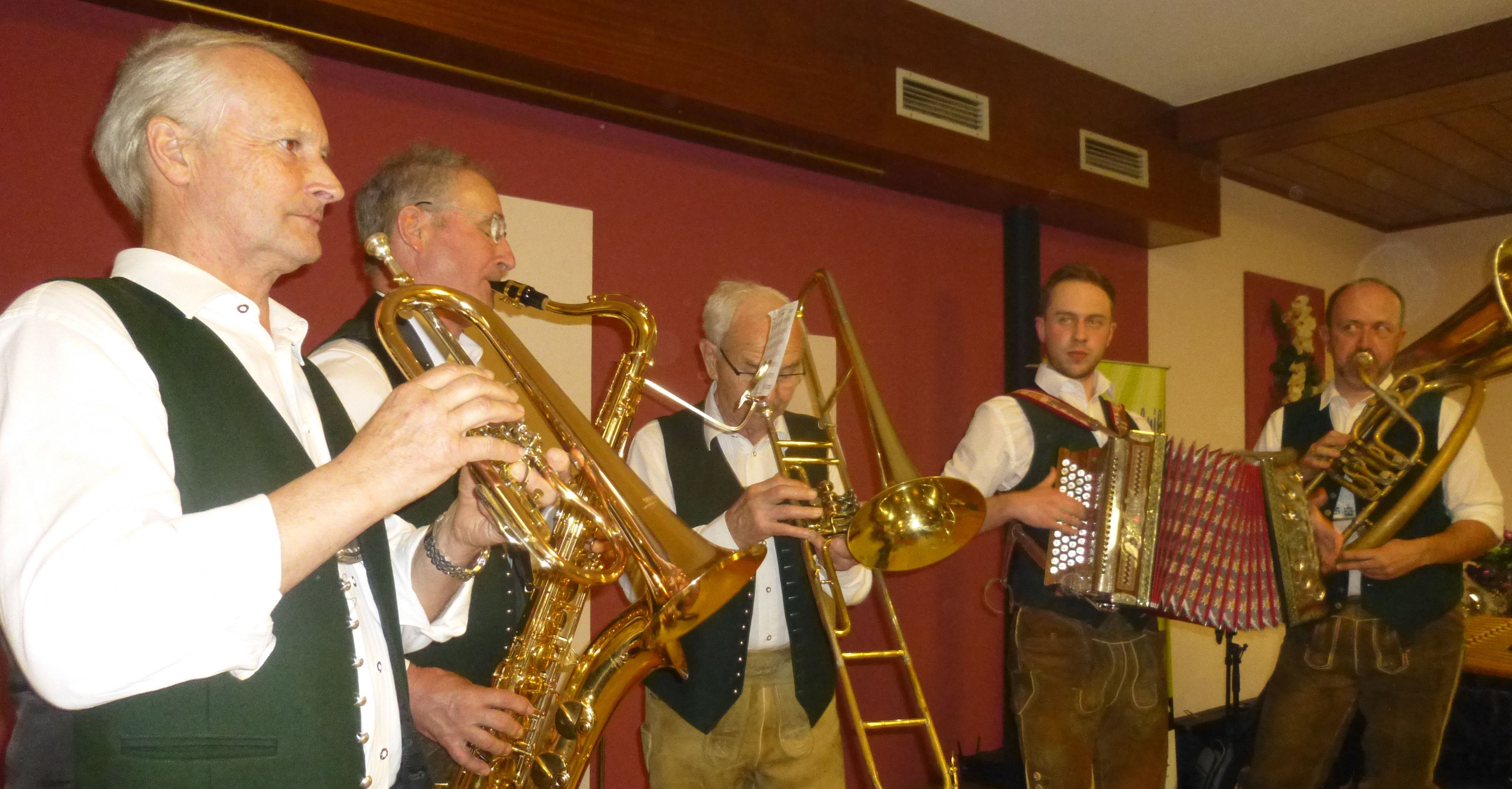 Bild enthält, Group Performance, Music Band, Musical Instrument, Person, Adult, Male, Man, Flugelhorn, Horn, Tuba