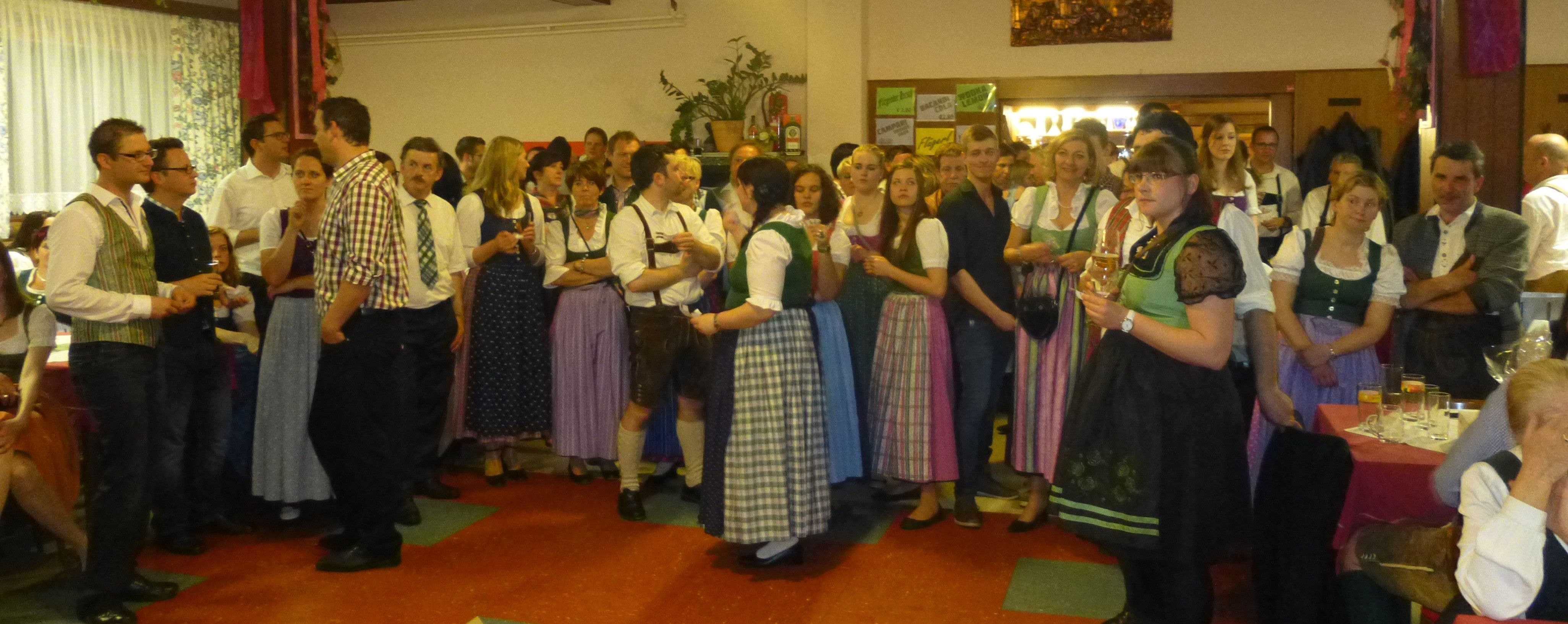 Bild enthält, Adult, Male, Man, Person, Female, Woman, People, Dress, Crowd, Face