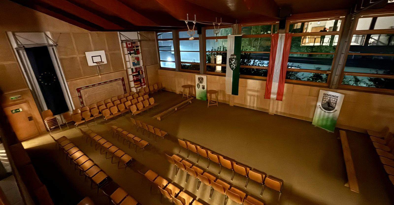 Bild enthält, People, Person, Architecture, Building, Indoors, Theater, Auditorium, Hall, Switch, Classroom