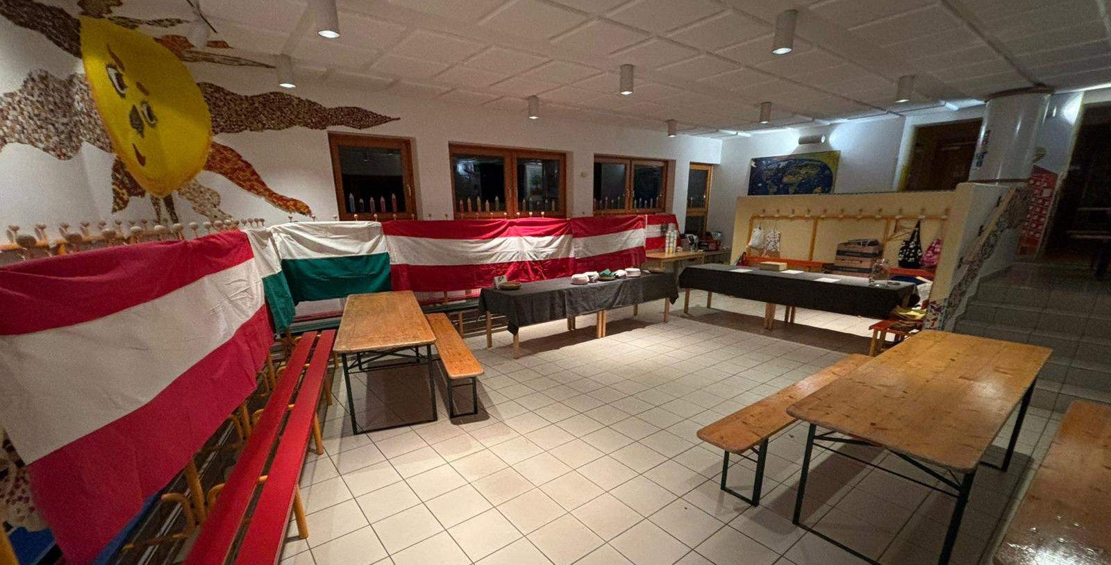 Bild enthält, Architecture, Building, Indoors, Restaurant, Bench, Furniture, Cafeteria