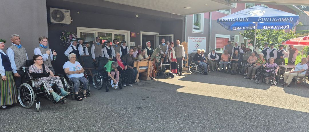 Bild enthält, Furniture, Adult, Female, Person, Woman, Chair, People, Wheelchair, Shelter, Formal Wear