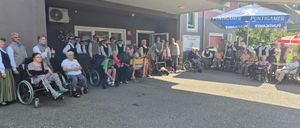 Bild enthält, Furniture, Adult, Female, Person, Woman, Chair, People, Wheelchair, Shelter, Formal Wear