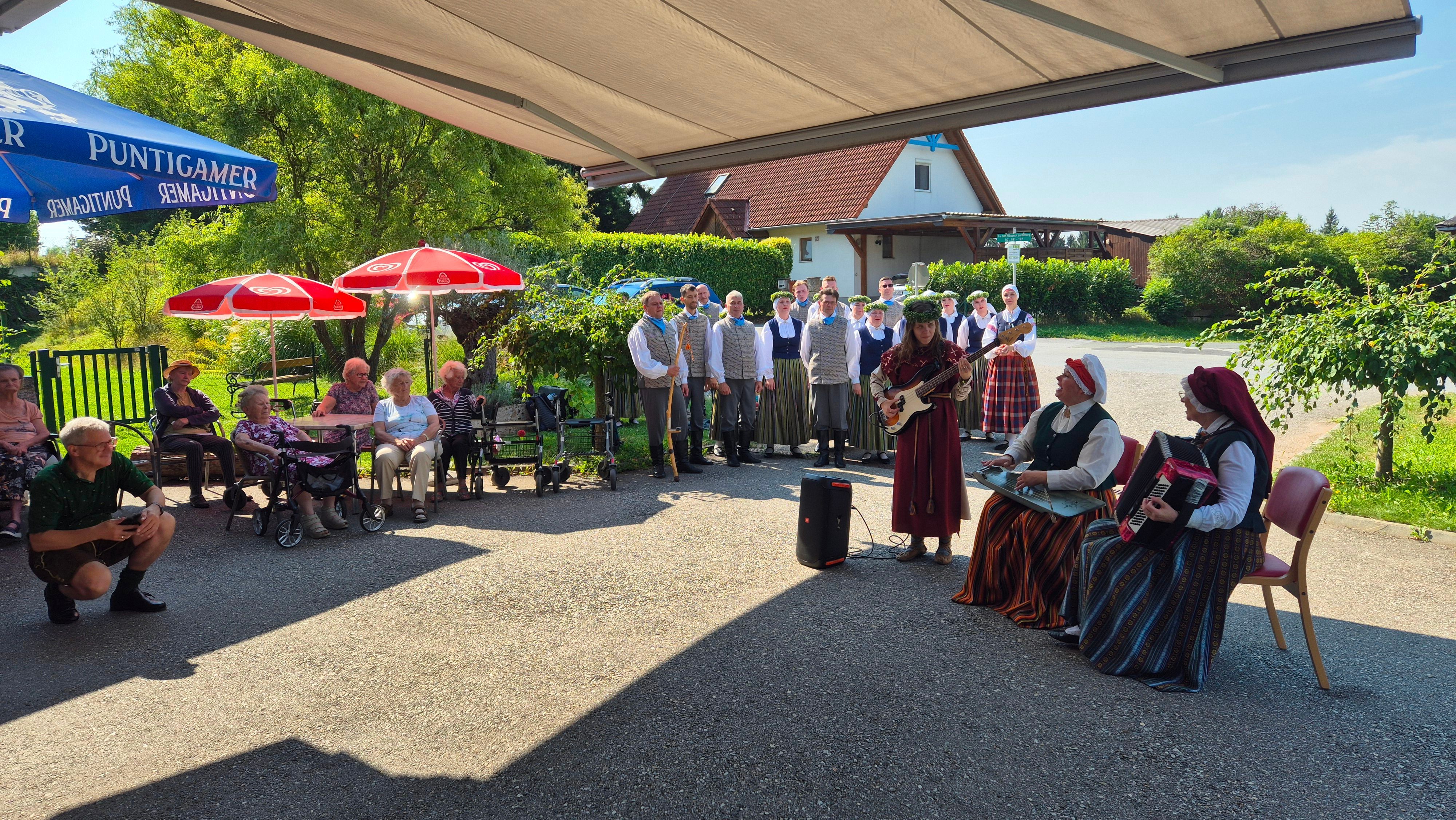 Bild enthält, Outdoors, Shelter, People, Person, Adult, Female, Woman, Male, Man, Patio