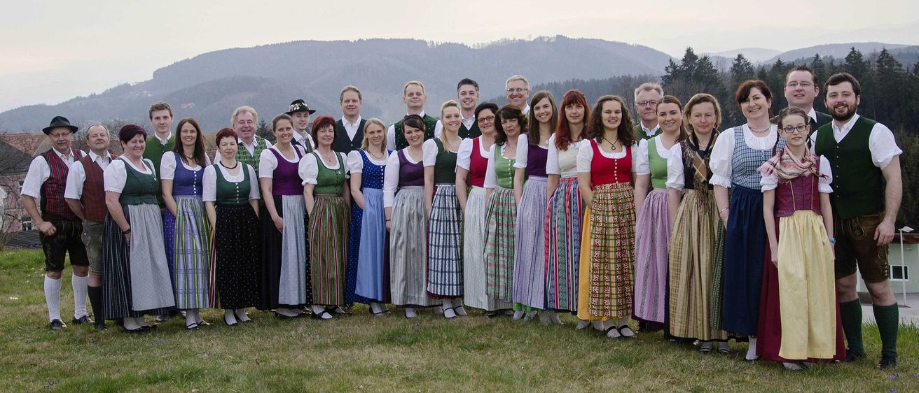 Bild enthält, People, Person, Dress, Groupshot, Formal Wear, Grass, Skirt, Portrait, Outdoors, Nature