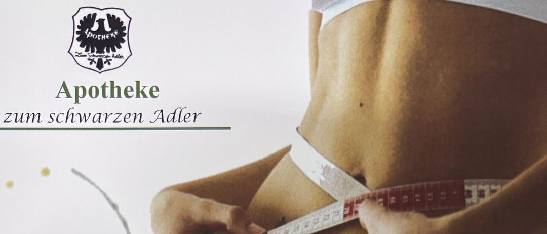 Eine Frau misst ihre Taille mit einem Maßband, ein grün-weißer Plakat mit den Worten 'Fruhlings Krauterkonzentrat' und 'zur Unterstützung der Entgiftungsorgane'.