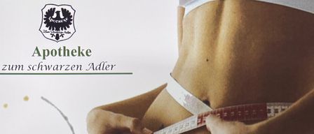 Eine Frau misst ihre Taille mit einem Maßband, ein grün-weißer Plakat mit den Worten 'Fruhlings Krauterkonzentrat' und 'zur Unterstützung der Entgiftungsorgane'.