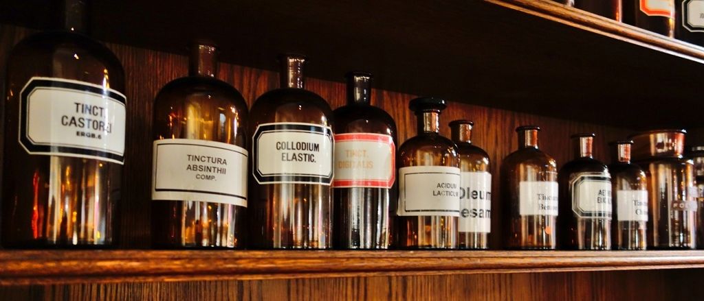 Bild enthält, Shelf, Cabinet, Furniture, Bottle, Alcohol, Beer, Beverage, Liquor