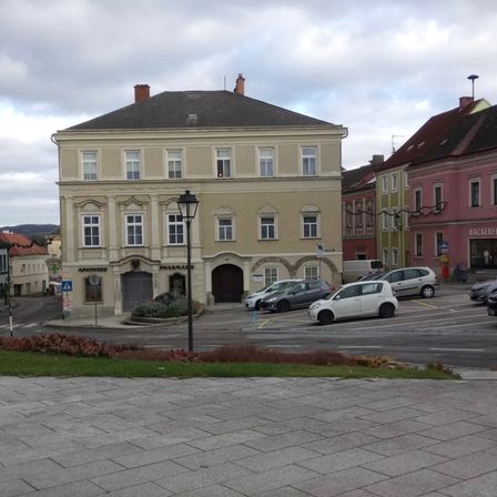 Bild enthält, Fir, Tree, City, Road, Street, Urban, Neighborhood, Building, Path, Intersection