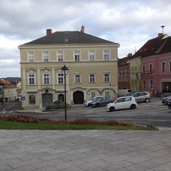 Bild enthält, Fir, Tree, City, Road, Street, Urban, Neighborhood, Building, Path, Intersection