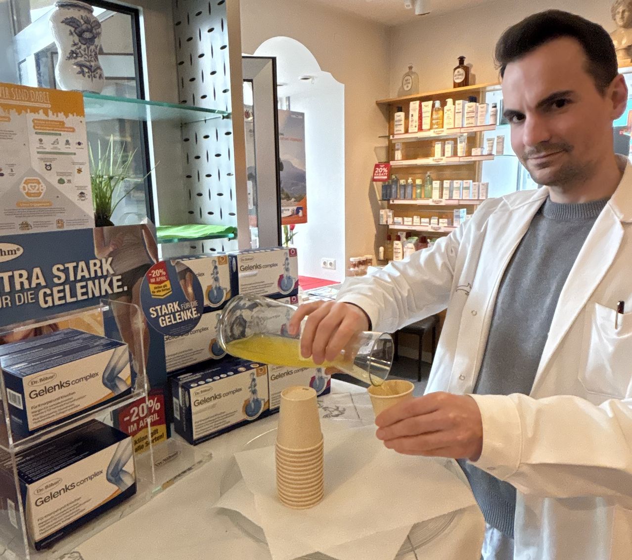 Bild enthält, Adult, Male, Man, Person, Face, Head, Cup, Disposable Cup