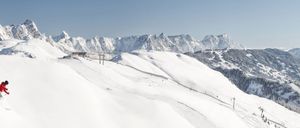 Bild enthält, Nature, Outdoors, Mountain, Mountain Range, Peak, Piste, Snow, Helmet, Person, Skiing