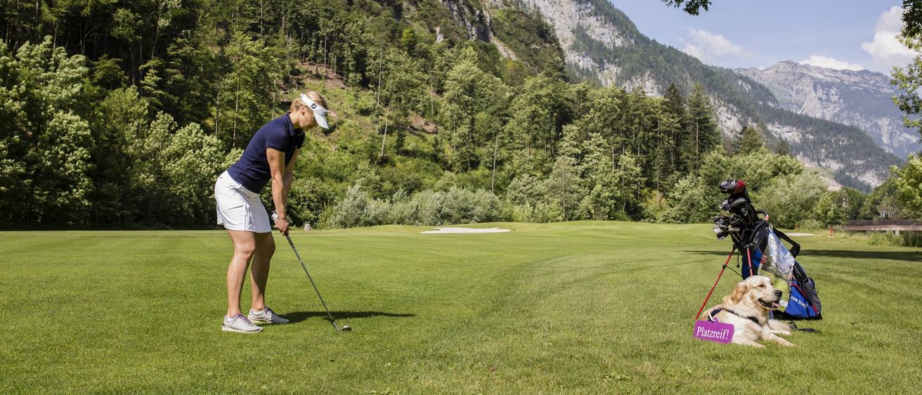 Bild enthält, Field, Nature, Outdoors, Adult, Male, Man, Person, Dog, Golf Course, Playing Golf
