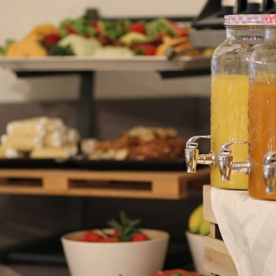 Bild enthält, Food, Meal, Beverage, Juice, Jar