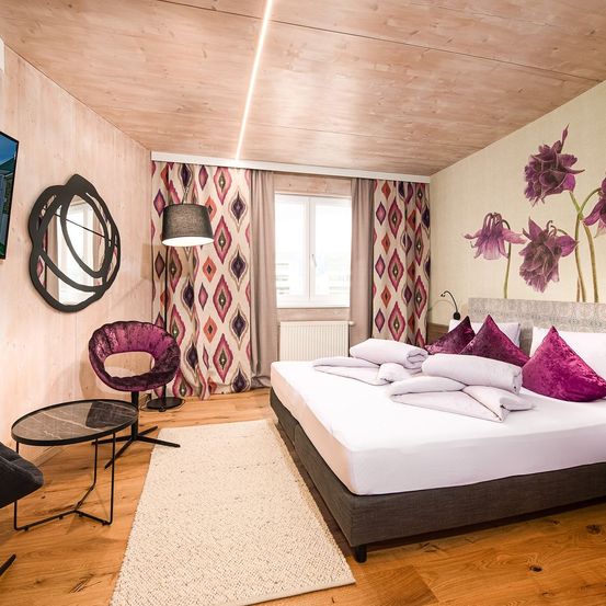 Bild enthält, Indoors, Interior Design, Home Decor, Cushion, Chair, Furniture, Bed, Bedroom, Wood