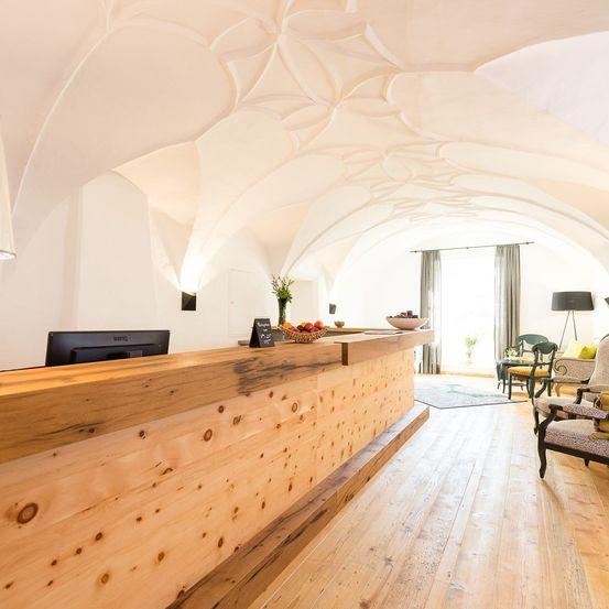Bild enthält, Indoors, Interior Design, Wood, Hardwood, Floor, Table, Vault Ceiling, Flooring, Lamp, Stained Wood