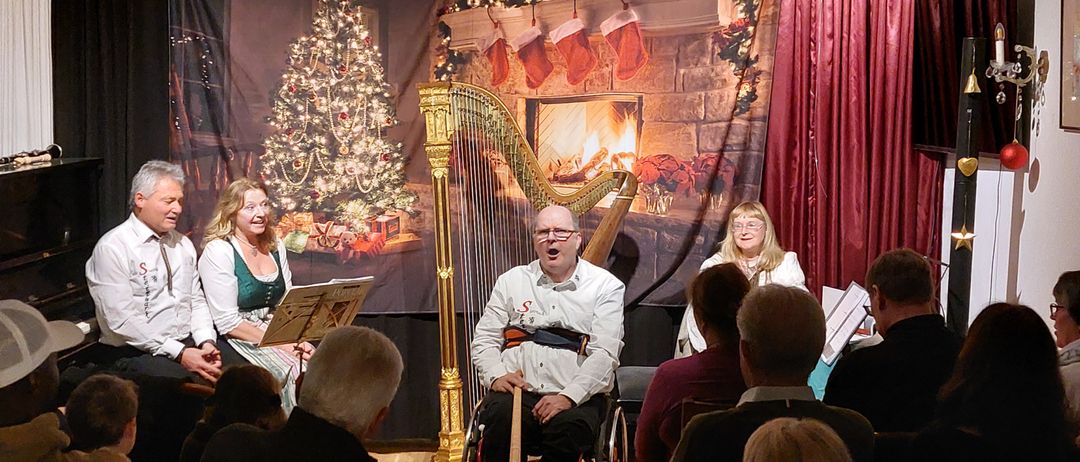 Bild enthält, Adult, Female, Person, Woman, Male, Man, Face, Head, Crowd, Musical Instrument