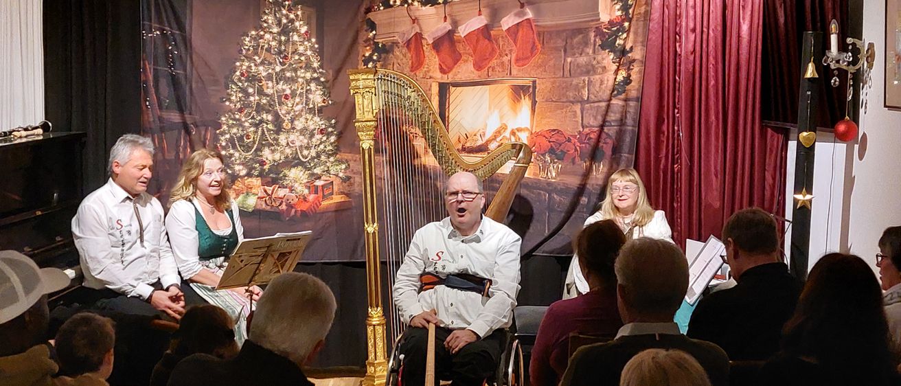 Bild enthält, Adult, Female, Person, Woman, Male, Man, Face, Head, Crowd, Musical Instrument