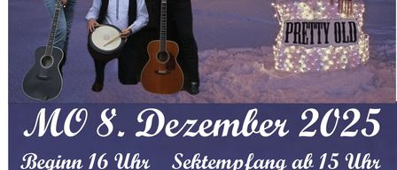 Drei Männer stehen vor einer Scheune, halten Gitarren und eine Trommel. Die Scheune ist mit Lichtern geschmückt. Ein beleuchteter Schneemann daneben trägt den Schriftzug 'Pretty Old'. Die Veranstaltung ist für den 8. Dezember 2025 um 16:00 Uhr geplant.
