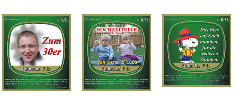 Drei grüne Bierflaschenetiketten. Die erste zeigt einen Mann mit dem Text 'Zum 30er'. Die zweite zeigt zwei Kinder beim Trinken mit dem Text 'Hochzeitstee für Papa'. Die dritte zeigt eine Cartoon-Abbildung von Snoopy und dem Text 'Das Bier soll Euch münden, für die weiteren Stunden.' Alle mit dem Preis 'e 0,51'.
