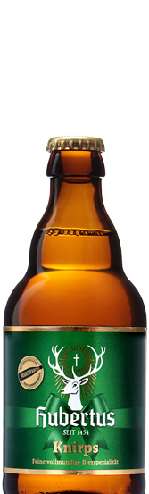 Eine braune Flasche Hubertus Bier mit einem Hirschkopf auf dem Etikett, vor schwarzem Hintergrund.