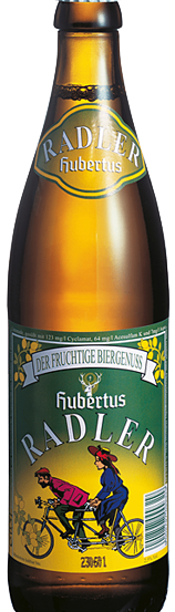 Eine Flasche Radler Hubertus Bier vor schwarzem Hintergrund. Die Flasche hat ein gelbes Etikett mit einer Fahrradillustration und Text.