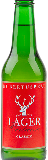 Eine grüne Flasche Hubertusbrau Lager-Bier mit einem roten Etikett, das einen Hirschkopf und den Markennamen zeigt. Das Etikett enthält die Texte 'Seit 1454' und 'Classic'. Die Flasche hat einen silbernen Verschluss.