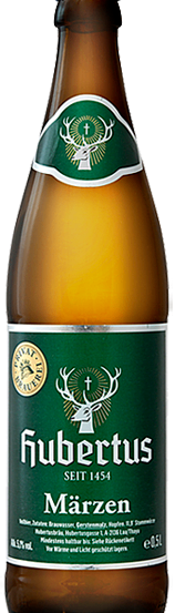 Eine Flasche Hubertus Märzen Bier mit einem grünen Etikett und einem Hirschkopf-Logo. Es gibt es seit 1454.