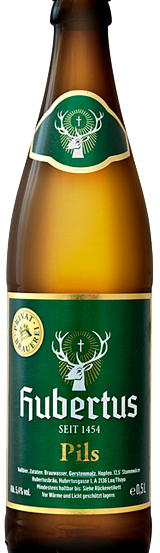 Eine Flasche Hubertus Pils Bier mit einem grünen Etikett, das den Kopf eines Hirsches und ein Kreuz zeigt. Der Text lautet Hubertus Seit 1454 Pils.