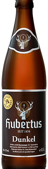 Eine Flasche Hubertus Dunkles Bier in einer braunen Flasche mit einem Hirschkopf-Logo auf dem Etikett. Das Bier wird seit 1454 gebraut.