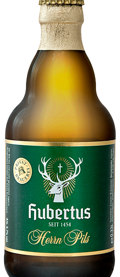 Eine Flasche Hubertus Bier, ein Produkt der Privatbrauerei seit 1454, mit einem Hirschkopf-Logo auf einem grünen Etikett.
