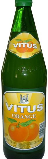 Eine grüne Flasche VITUS ORANGE Saft mit einem gelben Etikett, das eine Orangenillustration und einen grünen Verschluss zeigt.
