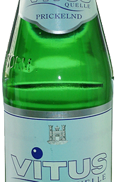 Eine grüne Glasflasche des VITUS QUELLE Mineralwassers von Prickelnd ist abgebildet. Sie hat ein weißes Etikett mit blauem und weißem Text und einen blauen Verschluss.