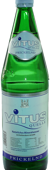 Eine grüne Glasflasche des VITUS QUELLE Mineralwassers von Prickelnd ist abgebildet. Sie hat ein weißes Etikett mit blauem und weißem Text und einen blauen Verschluss.