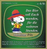 Ein Poster zeigt eine lächelnde Snoopy-Figur in einem roten Hut und gelbem Shirt mit einem deutschen Text: 'Das Bier soll Euch für die weiteren Stunden erfreuen.' Das Poster ist grün mit einem goldenen Rand.
