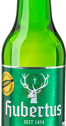 Grüne Flasche Hubertus-Bier mit Hirschkopf-Logo. Gegründet 1454. Enthält 4,5% Alkoholvolumen.