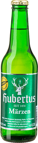 Grüne Flasche Hubertus-Bier mit Hirschkopf-Logo. Gegründet 1454. Enthält 4,5% Alkoholvolumen.