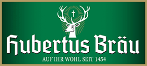 Der grüne Hintergrund zeigt ein Logo mit dem Kopf und den Geweihen eines Hirsches, einem Kreuz darüber und dem Text 'Hubertus Brau'. Darunter steht der Text 'AUF IHR WOHL SEIT 1454'.