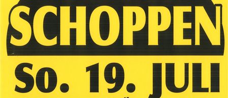 Ein gelbes Plakat bewirbt eine Veranstaltung namens 'Fruh Schoppen' am 19. Juli. Die Veranstaltung beinhaltet Musik von 'Bauernmusi Mischendorf' und beginnt um 21:30 Uhr. Das Plakat zeigt ein Bierglas und ein Feueremblem.