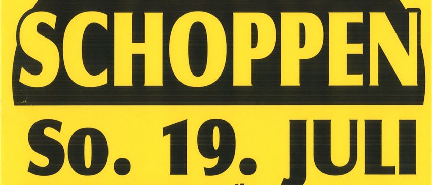 Ein gelbes Plakat bewirbt eine Veranstaltung namens 'Fruh Schoppen' am 19. Juli. Die Veranstaltung beinhaltet Musik von 'Bauernmusi Mischendorf' und beginnt um 21:30 Uhr. Das Plakat zeigt ein Bierglas und ein Feueremblem.