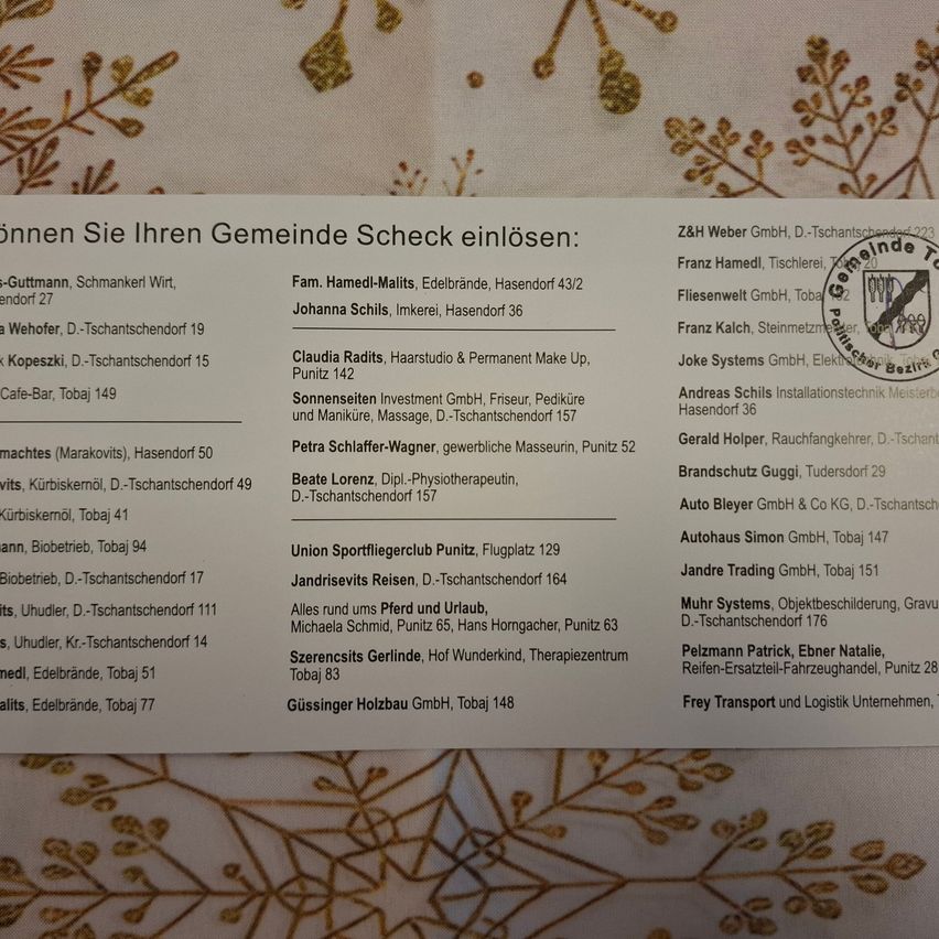 Das Bild zeigt eine Tabelle mit zwei Spalten. Die linke Spalte listet Namen und Adressen verschiedener Personen und Unternehmen in Hasendorf auf. Die rechte Spalte enthält Namen und Adressen von Unternehmen in D-Tschantschenkodorf. Oben im Bild befindet sich ein florales Design.